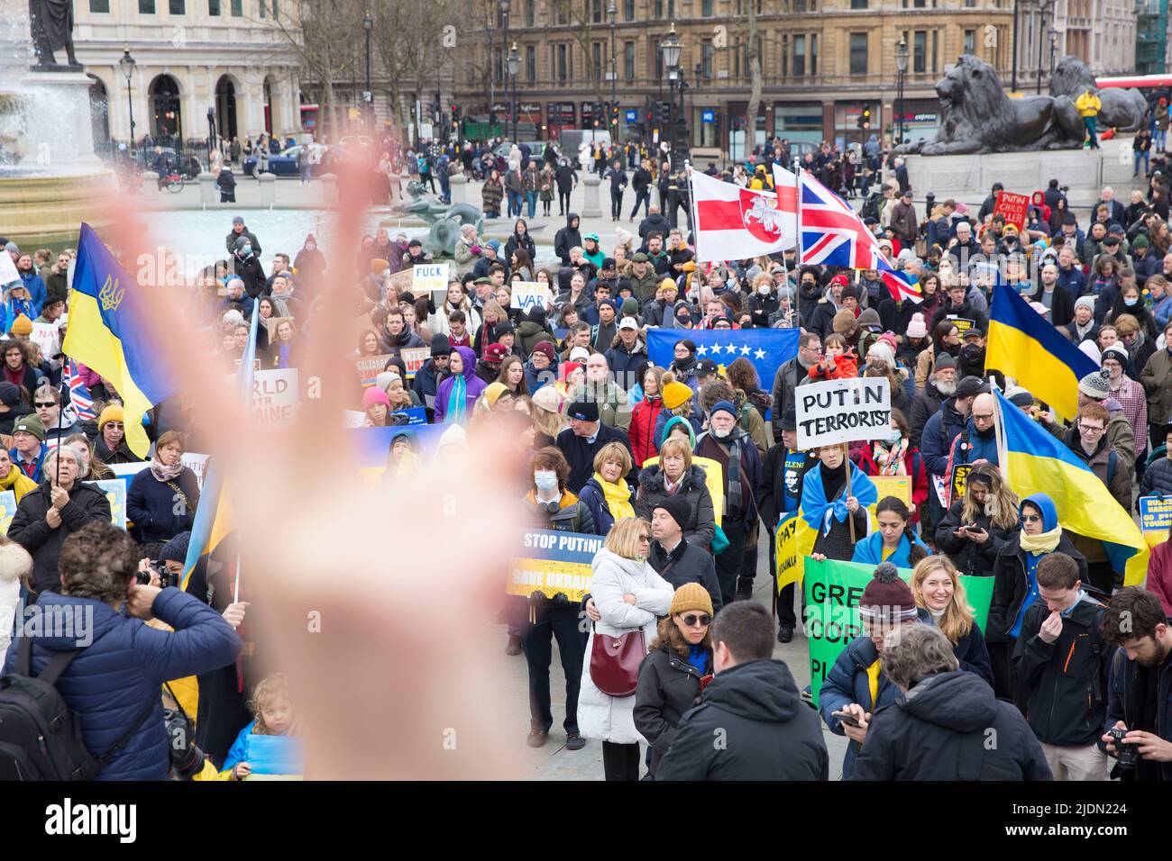 La gente si riunisce durante uno stand con l’Ucraina per protestare contro la recente invasione dell’Ucraina da parte della Russia a Trafalgar Square a Londra. Foto Stock