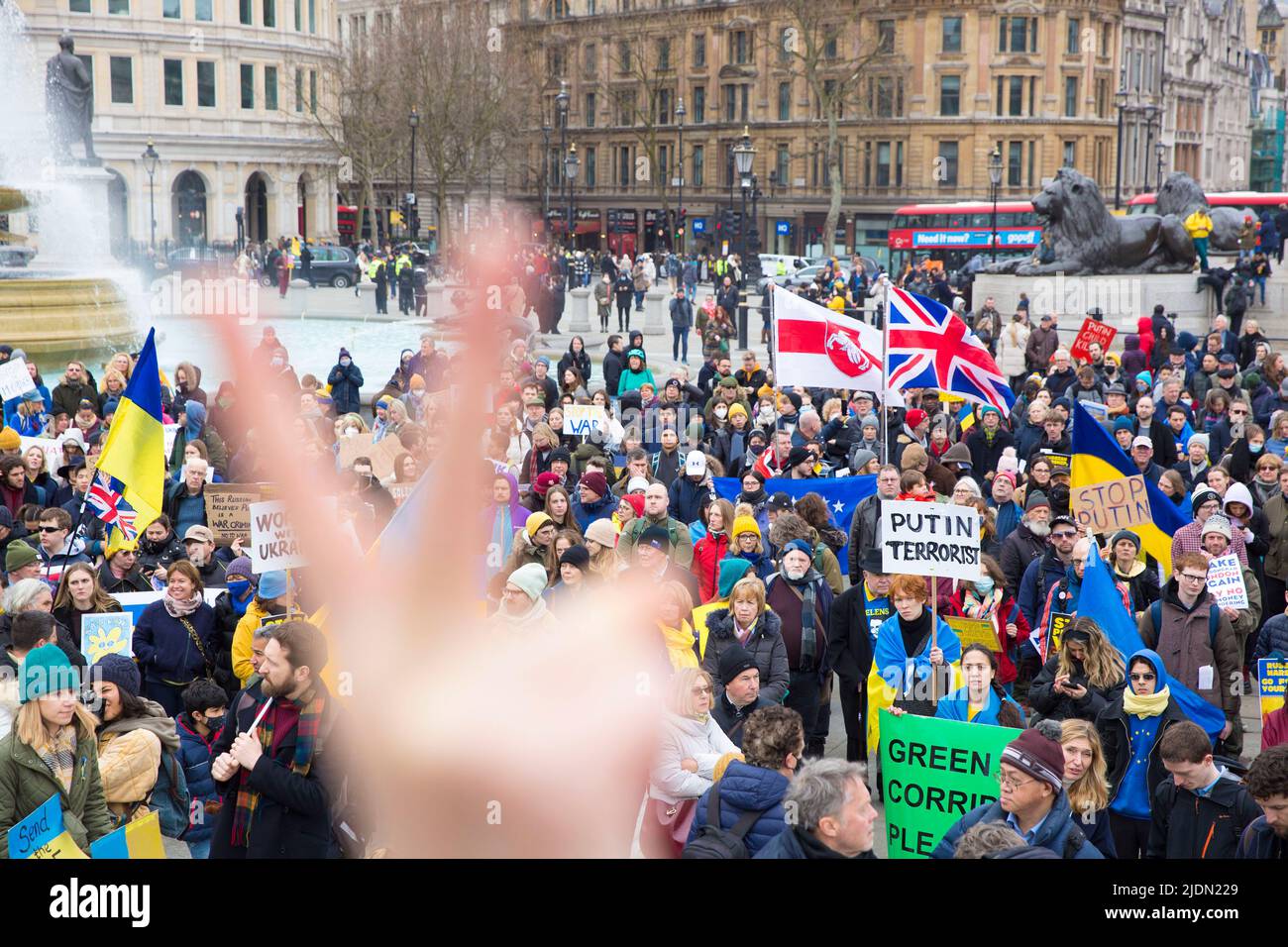 La gente si riunisce durante uno stand con l’Ucraina per protestare contro la recente invasione dell’Ucraina da parte della Russia a Trafalgar Square a Londra. Foto Stock