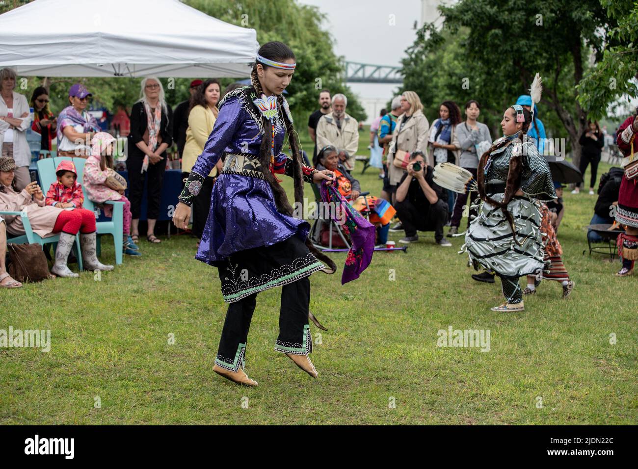 Una presentazione di una danza indigena per celebrare il solstizio d'estate nella Vecchia Montreal. Foto Stock