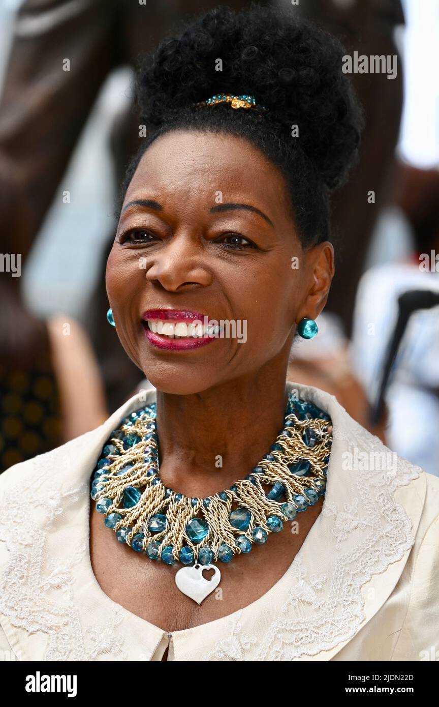 Londra, Regno Unito. Baronessa Floella Benjamin. Una statua disegnata dall'artista giamaicano e scultore Basil Watson, è stata svelata oggi dal Duca e dalla Duchessa di Cambridge a Waterloo Station, per segnare la generazione di Windrush. Foto Stock