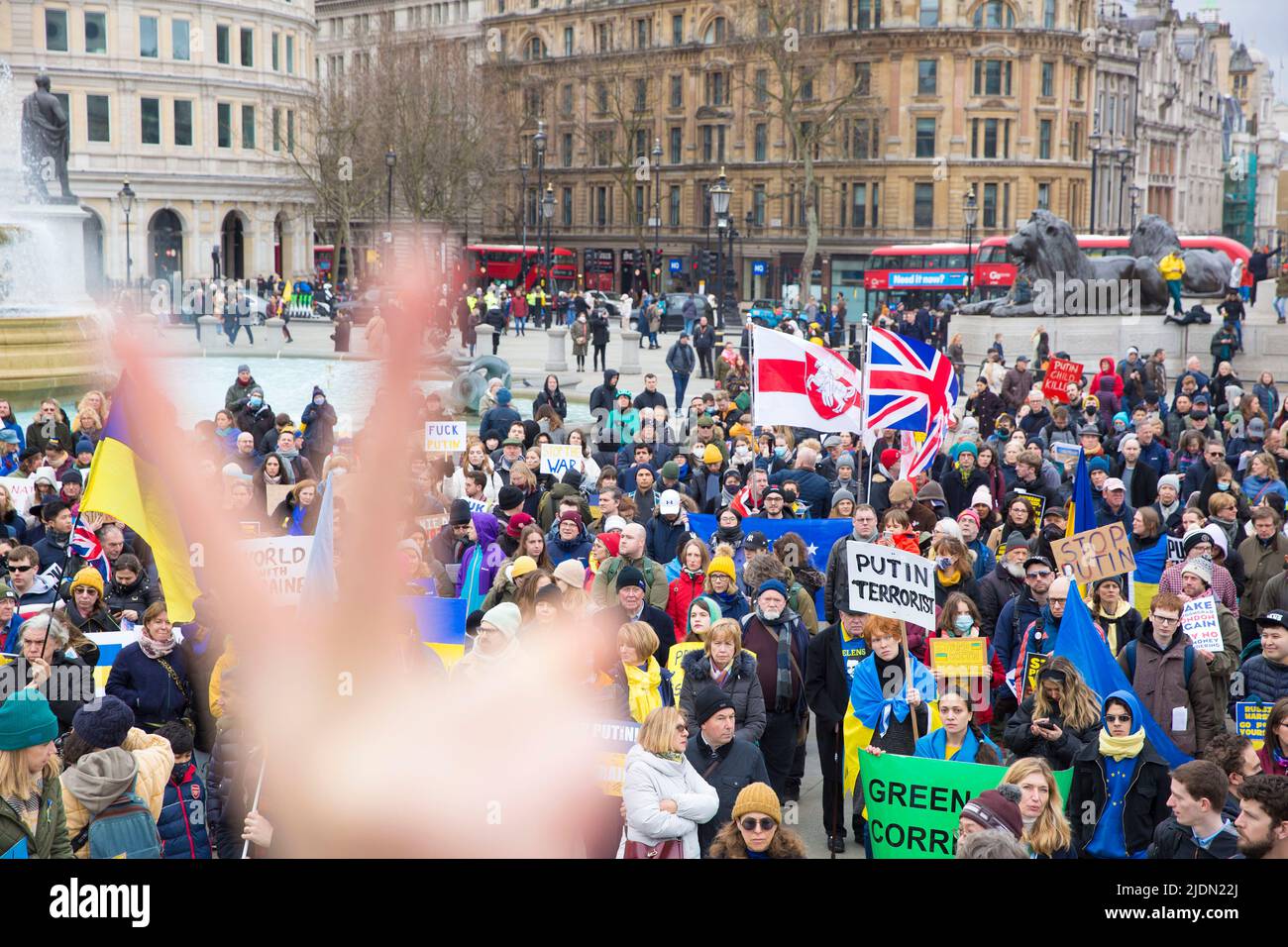 La gente si riunisce durante uno stand con l’Ucraina per protestare contro la recente invasione dell’Ucraina da parte della Russia a Trafalgar Square a Londra. Foto Stock