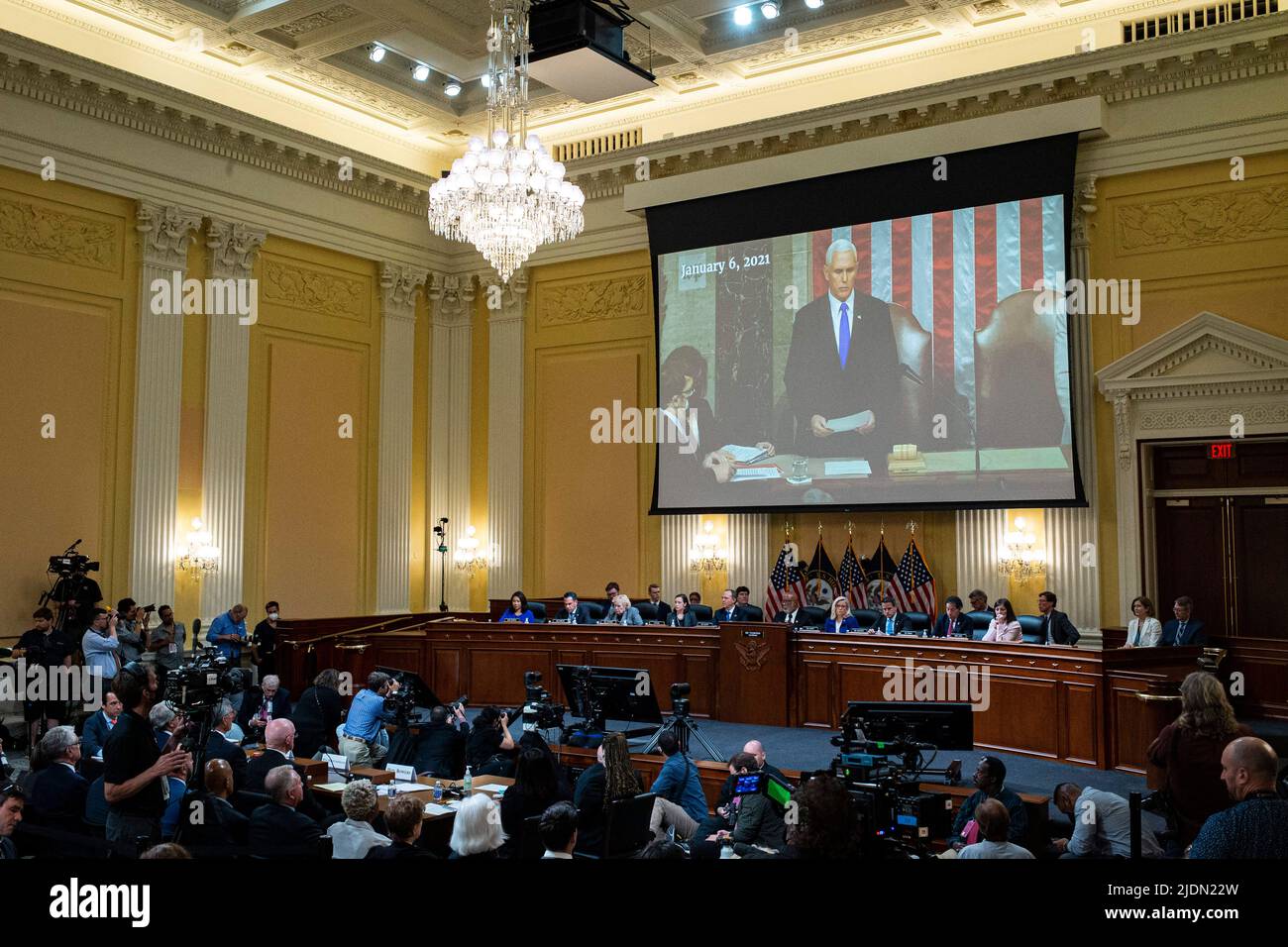 (220622) -- WASHINGTON, 22 giugno 2022 (Xinhua) -- Foto scattata il 21 giugno 2022 mostra un'audizione pubblica del Comitato di selezione della Camera degli Stati Uniti per investigare l'attacco del 6th gennaio al Campidoglio degli Stati Uniti a Washington, DC, gli Stati Uniti. È stata una di una serie di audizioni che si è fissata per essere trasmessa durante il mese per mostrare al pubblico ciò che gli investigatori hanno scoperto sulla sommossa del Campidoglio. (Al Drago/piscina via Xinhua) Foto Stock