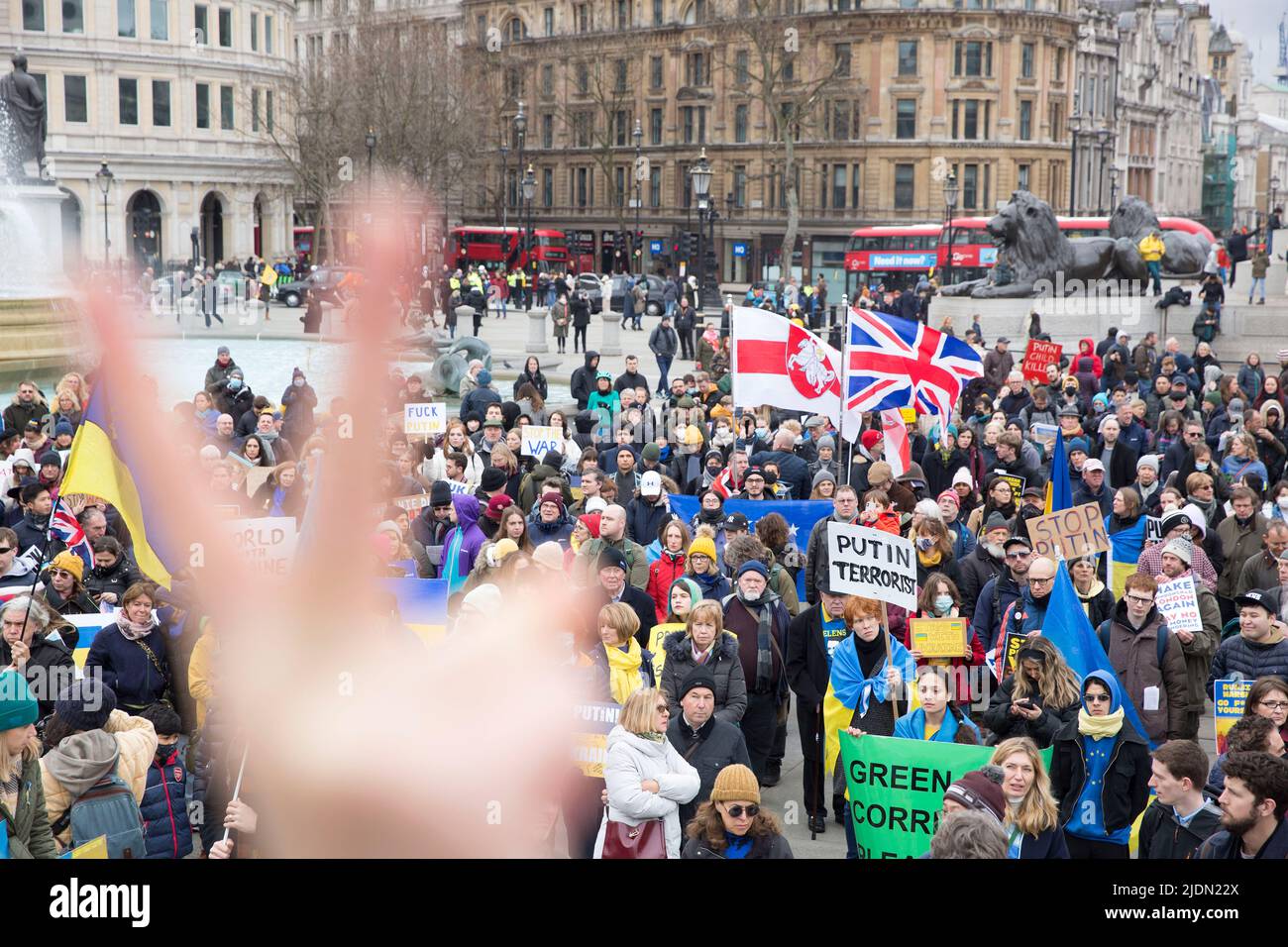 La gente si riunisce durante uno stand con l’Ucraina per protestare contro la recente invasione dell’Ucraina da parte della Russia a Trafalgar Square a Londra. Foto Stock