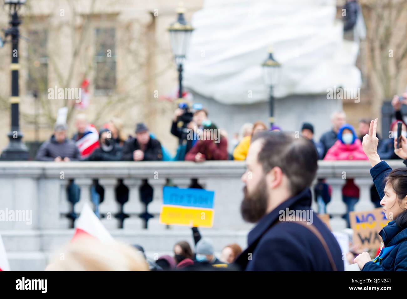 La gente si riunisce durante uno stand con l’Ucraina per protestare contro la recente invasione dell’Ucraina da parte della Russia a Trafalgar Square a Londra. Foto Stock