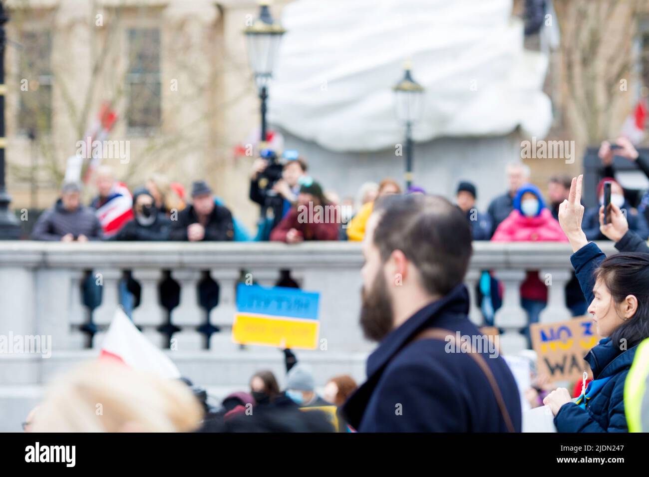 La gente si riunisce durante uno stand con l’Ucraina per protestare contro la recente invasione dell’Ucraina da parte della Russia a Trafalgar Square a Londra. Foto Stock