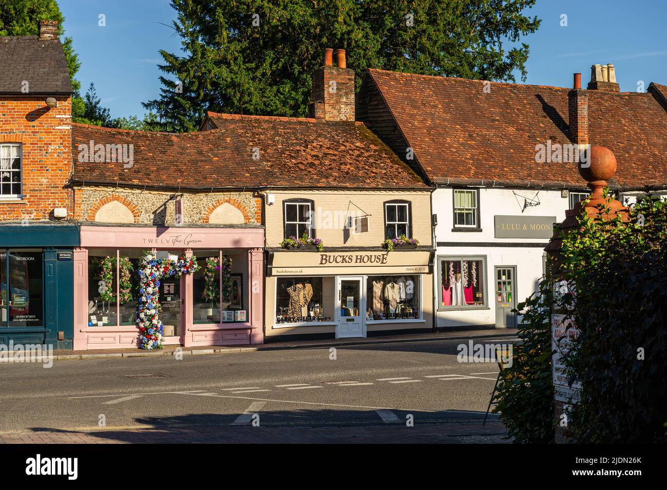 Negozi sulla High Street a Chalfont St Giles, Buckinghamshire, Inghilterra Foto Stock