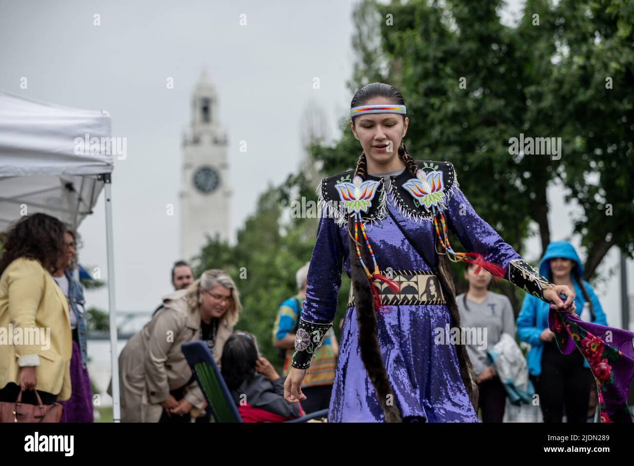 Una danzatrice indigena che mostra le sue tradizioni vicino al Quai de l'Horloge nella Vecchia Montreal. Foto Stock