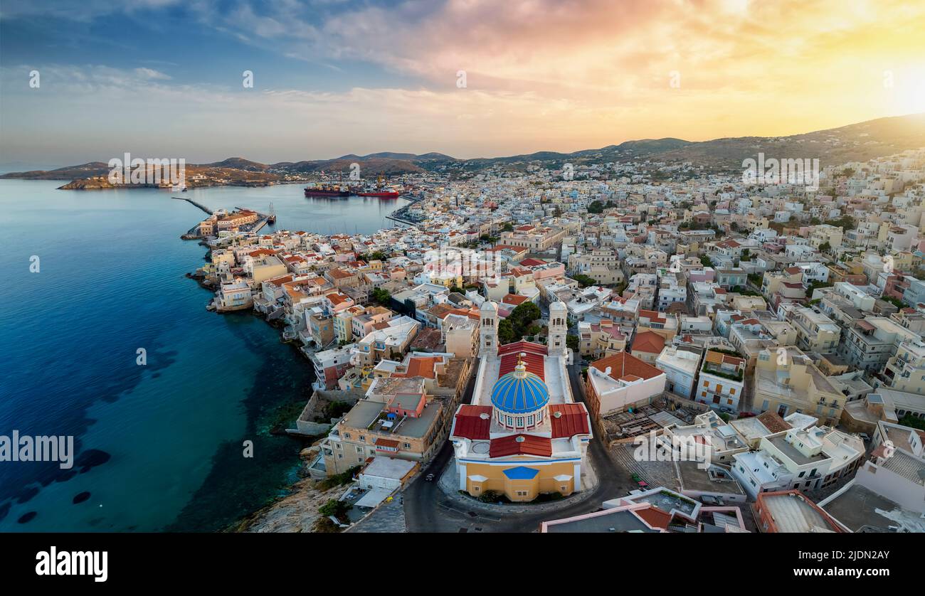 Veduta aerea panoramica della città di Ermoupoli, isola di Syros Foto Stock