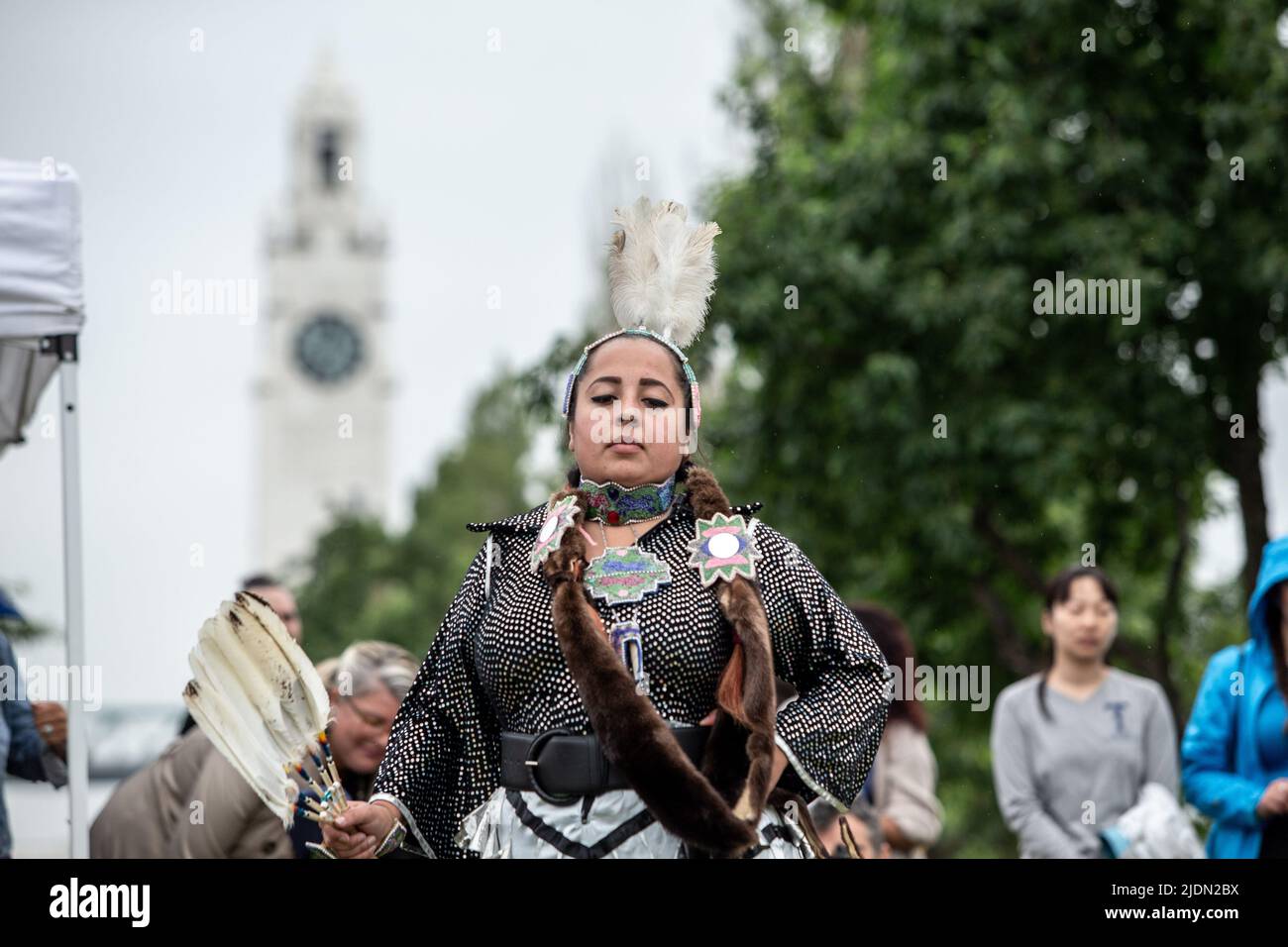 Una danzatrice indigena che mostra le sue tradizioni vicino al Quai de l'Horloge nella Vecchia Montreal. Foto Stock
