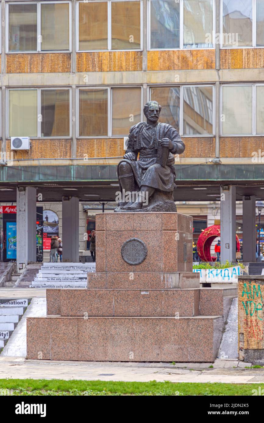 Belgrado, Serbia - 27 febbraio 2022: Statua di bronzo di Petar II Petrovic Njegos Landmark in Capital City Centre. Foto Stock