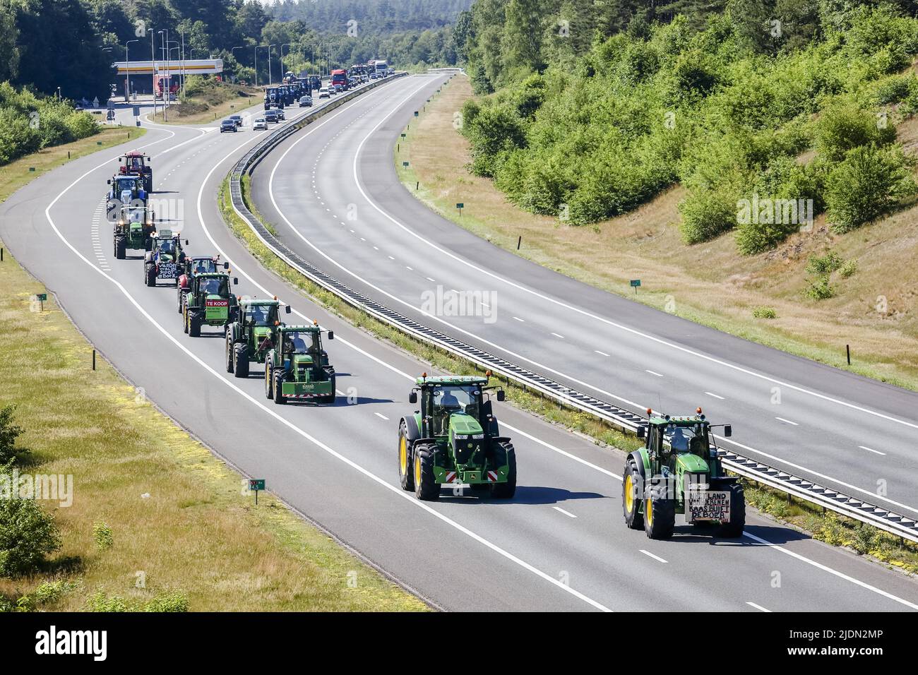 2022-06-22 16:59:28 APELDOORN - gli agricoltori lasciano via autostrada A1, dopo una protesta del contadino a Stroe. L'autostrada A1 è chiusa al traffico normale. Decine di migliaia di partecipanti erano attesi per la protesta contro la politica del governo sull'azoto. ANP VINCENT JANNINK olanda OUT - belgio OUT Foto Stock