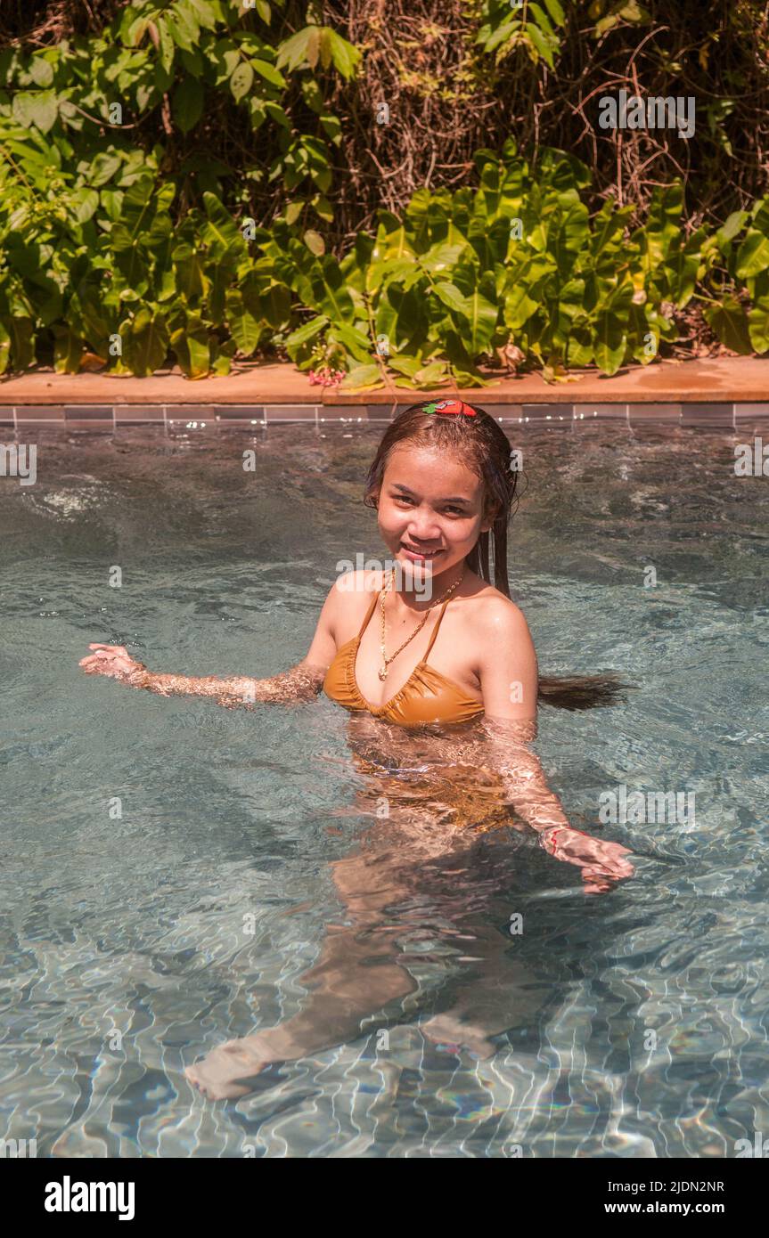 Bella donna cambogiana in una piscina con un bikini. Siem Reap, Cambogia. © Kraig Lieb Foto Stock