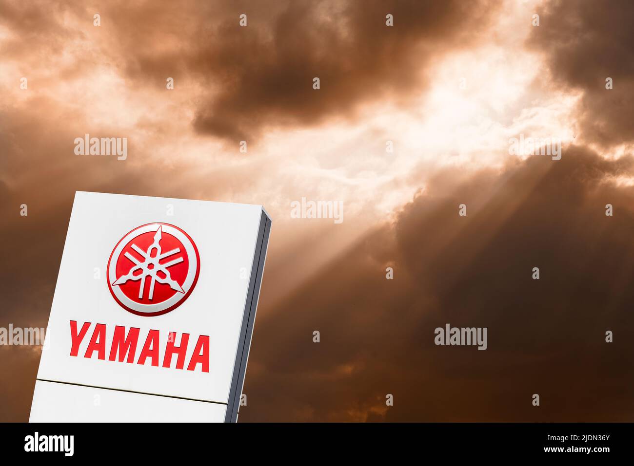 Firmenschild und Logo der Autofirma YAMAHA Foto Stock
