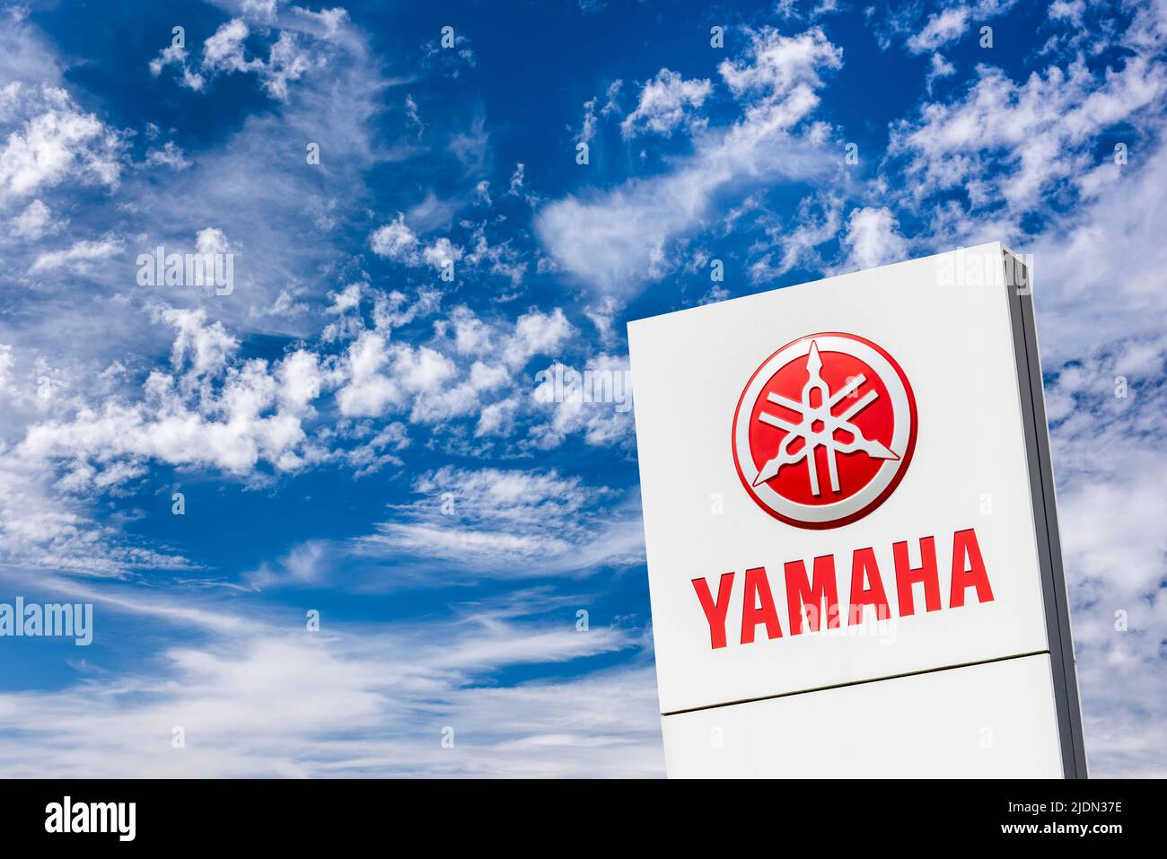 Firmenschild und Logo der Autofirma YAMAHA Foto Stock