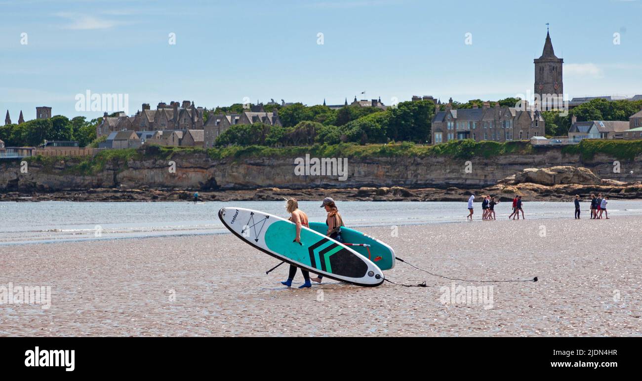 St Andrews, Fife, Scozia, Regno Unito. 22.06.2022. Sole e vento al mare Fife, spiagge tranquille anche se la temperatura è salito a 24 gradi centigradi a metà pomeriggio. Le cose cambieranno all'inizio di luglio quando il 150th Golf Open arriva al vecchio campo Credit:Arch White/alamy Live News. Foto Stock