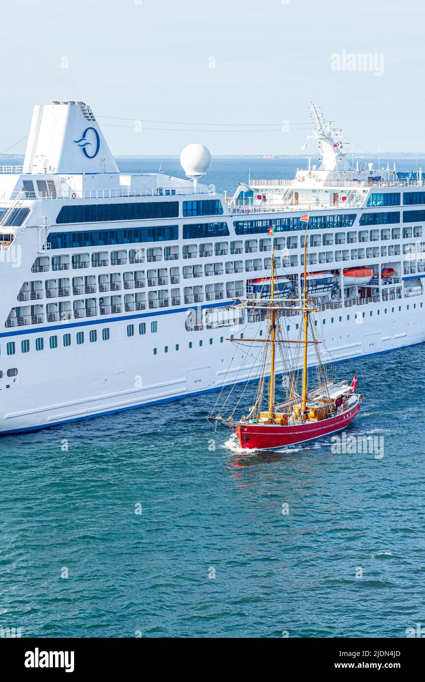 35 metri di topsail goletta Lilla Dan (costruito nel 1951) passando per la nave da crociera di 180 metri MS Insignia (costruita nel 1998 per le crociere rinascimentali) nel porto di Copenaghen. Foto Stock