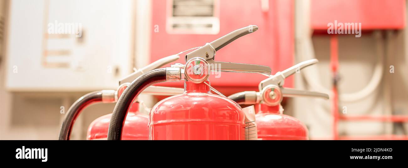 L'estintore rosso è pronto per l'uso in caso di emergenza antincendio interna. Foto Stock
