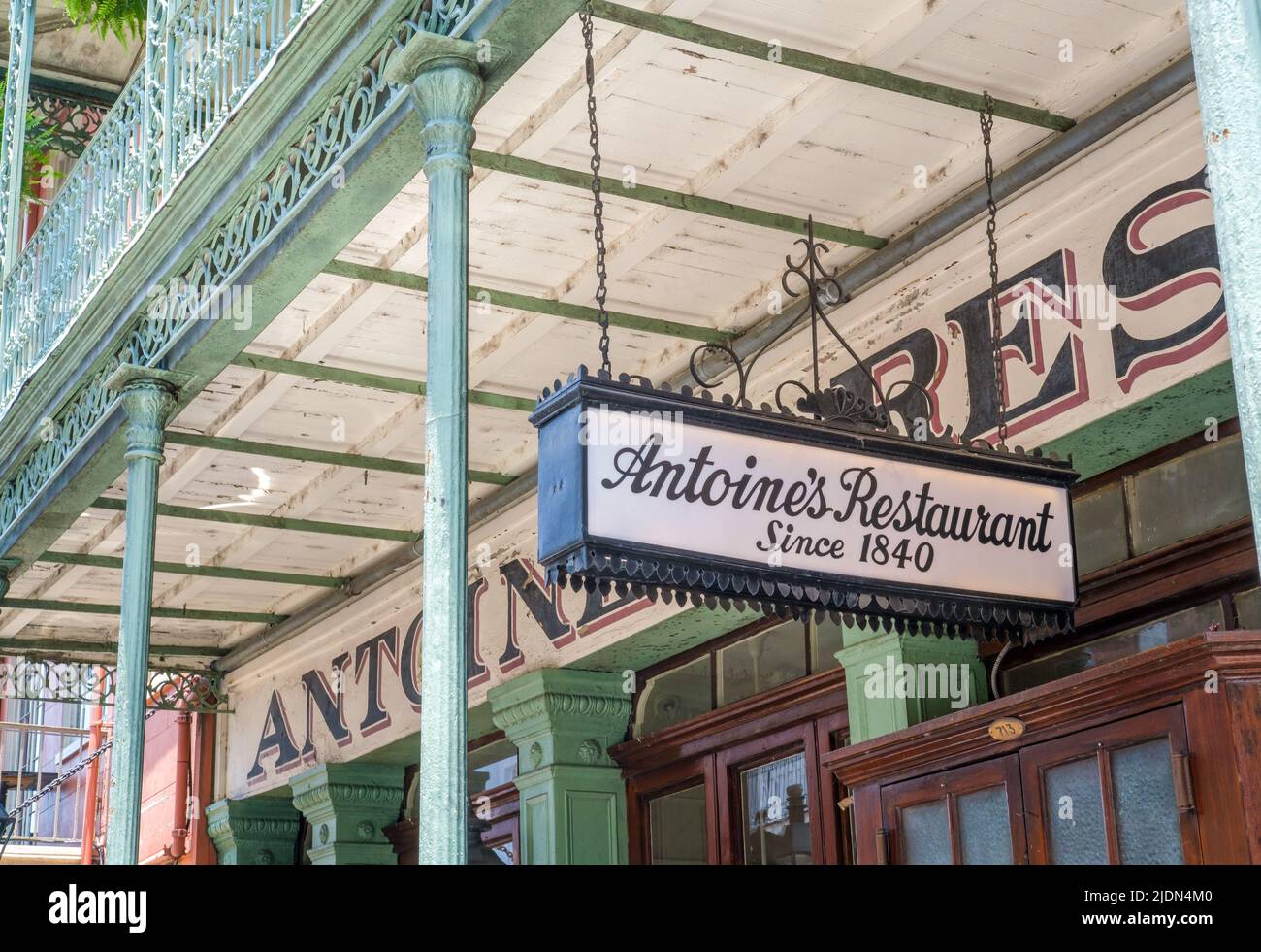 NEW ORLEANS, LA, Stati Uniti d'America - 19 GIUGNO 2022: Dettagli architettonici e segni all'Antoine's Restaurant, il più antico ristorante a conduzione familiare degli Stati Uniti Foto Stock