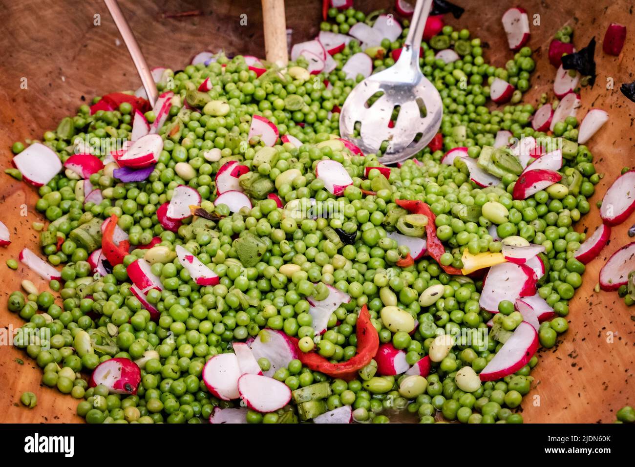 Insalata vegetariana di piselli in vendita al festival Waddesdon Chili. Foto Stock