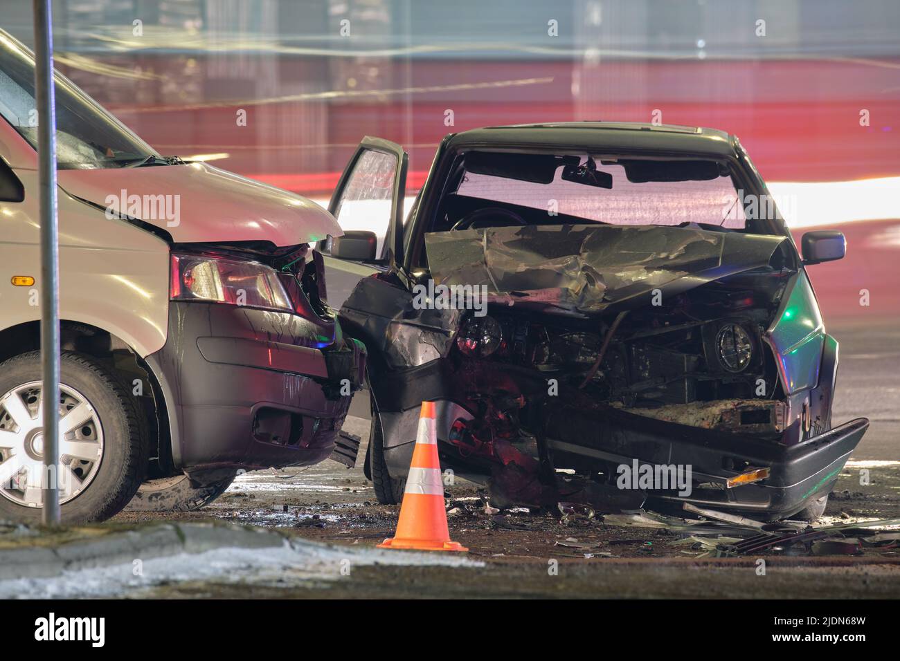 Le auto si sono schiantate pesantemente in caso di incidente stradale dopo la collisione sulla strada della città di notte. Sicurezza stradale e concetto di assicurazione Foto Stock