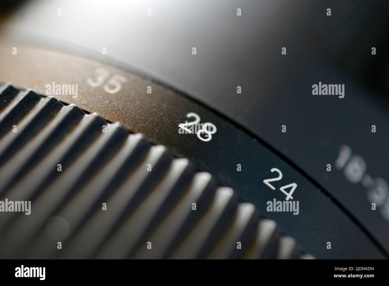 Primo piano dell'anello dello zoom sull'obiettivo della fotocamera con numeri. Foto Stock