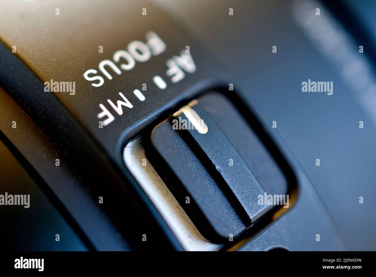 Primo piano della finestra di messa a fuoco sull'obiettivo della fotocamera. Primo piano dell'interruttore AF sull'obiettivo della fotocamera Foto Stock
