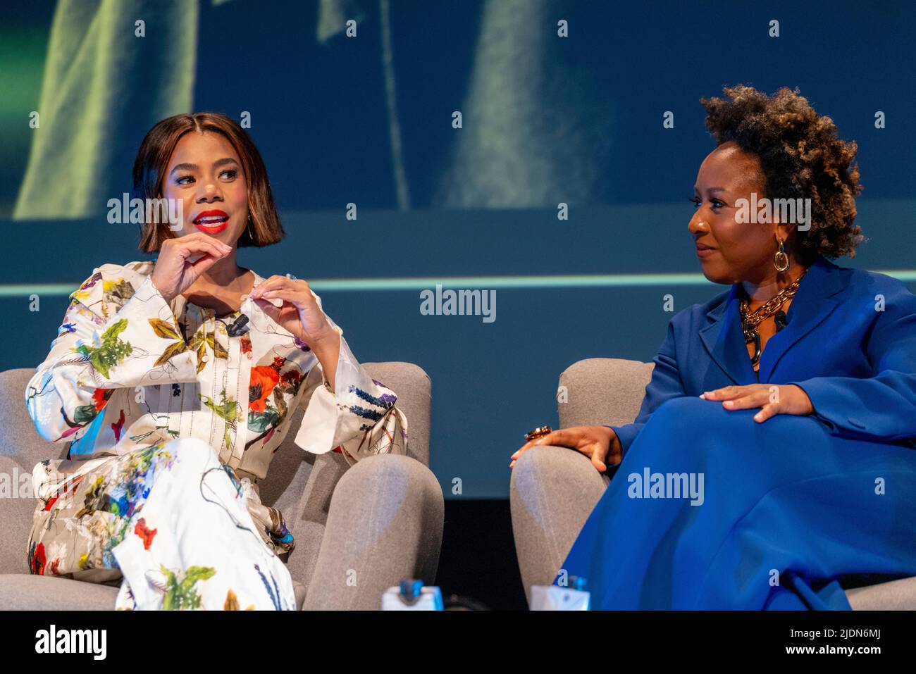 Cannes, Francia, 22 giugno 2022, Regina Hall (attrice, produttore) e Ukonwa Ojo (Amazon prime Video and Studios) hanno partecipato al Festival Lions di Cannes - Festival Internazionale della creatività © ifnm press/ Alamy Live News Foto Stock