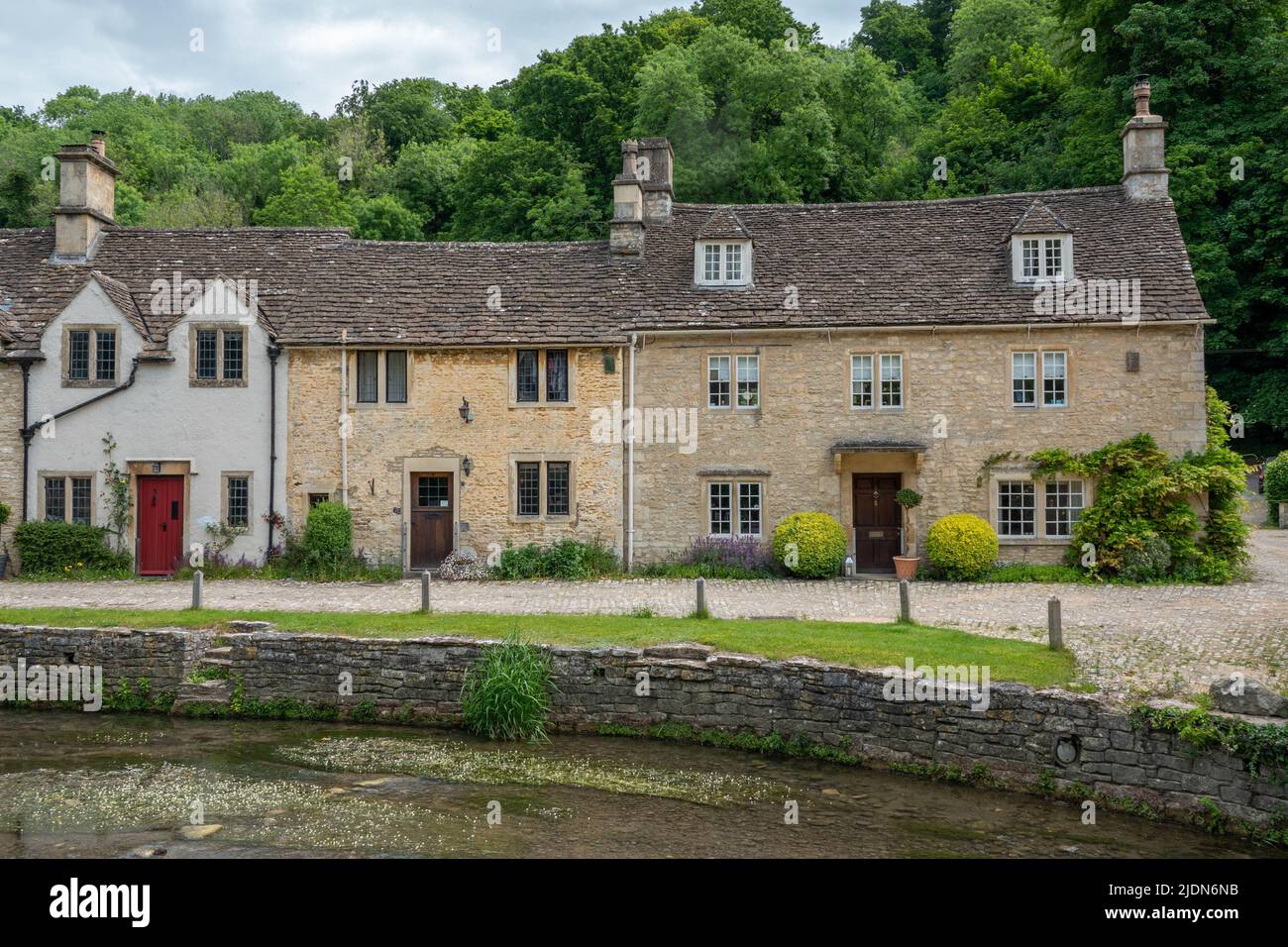 Case in pietra color miele Cotswold e fiume Bybrook nel Castello Combe Wiltshire Inghilterra spesso chiamato come il villaggio più bello in Inghilterra Foto Stock