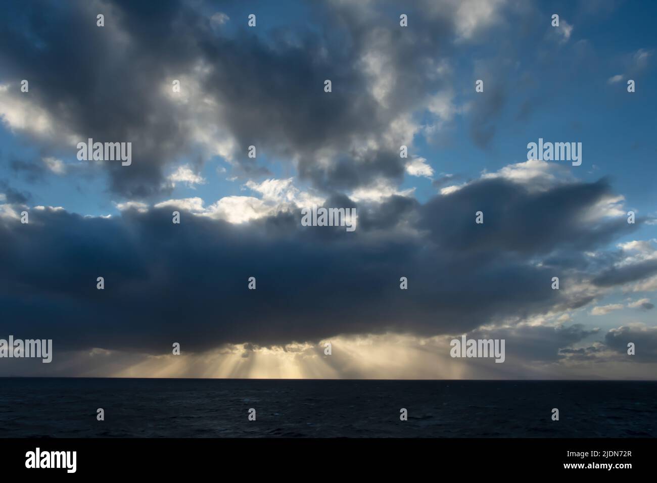 Un bellissimo tramonto attraverso le nuvole. Foto Stock