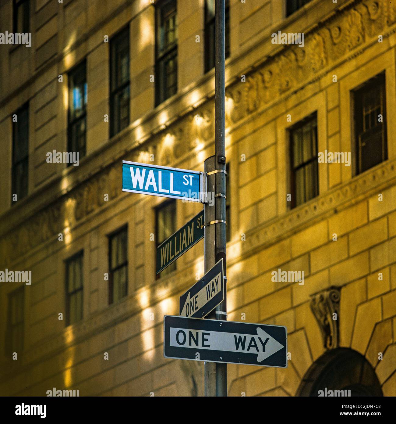 New York 1980s, Wall Street, William Street, segnaletica unidirezionale, quartiere finanziario, Lower Manhattan, New York City, NY, NYC, USA, Foto Stock