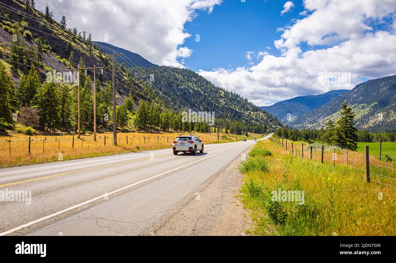 Autostrada strada sulla montagna. Auto guida veloce sulla strada in fondo alla catena montuosa. Auto corsa sulla strada in estate montagna vista-Giugno 6,2022 Foto Stock