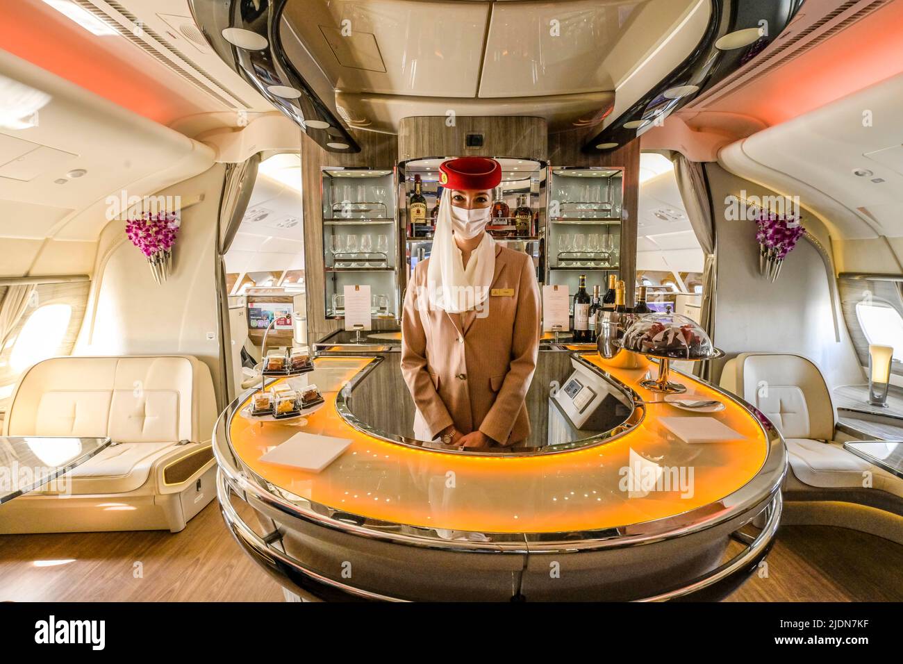 Stewardess, Purser, Flugbegleiterin, Bar, Business Class, Prima Classe, Airbus A380, Emirates Airline, 22.06.2005. ILA Internationale Luft- und Raumfah Foto Stock
