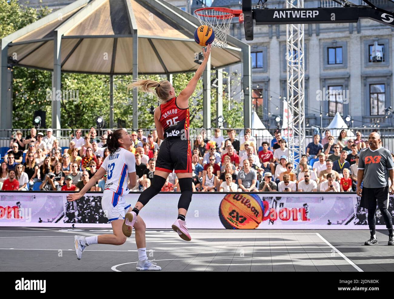 L'onolbaatar Khulan della Mongolia e Julie Vanloo del Belgio hanno illustrato durante una partita di basket 3x3 tra il Belgio e la Mongolia, la prima partita (su quattro) del palcoscenico del qualificatore femminile alla Coppa del mondo FIBA 2022, mercoledì 22 giugno 2022, ad Anversa. La FIBA 3x3 Basket World Cup 2022 si svolge dal 21 al 26 giugno ad Anversa. BELGA FOTO DIRK WAEM Foto Stock