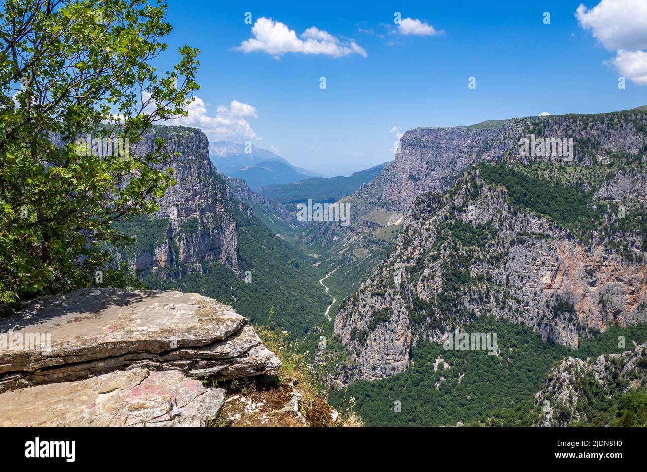 La spettacolare gola di Vikos nella regione Zagori dei Monti Pindus della Grecia settentrionale, vista dal beloi Foto Stock