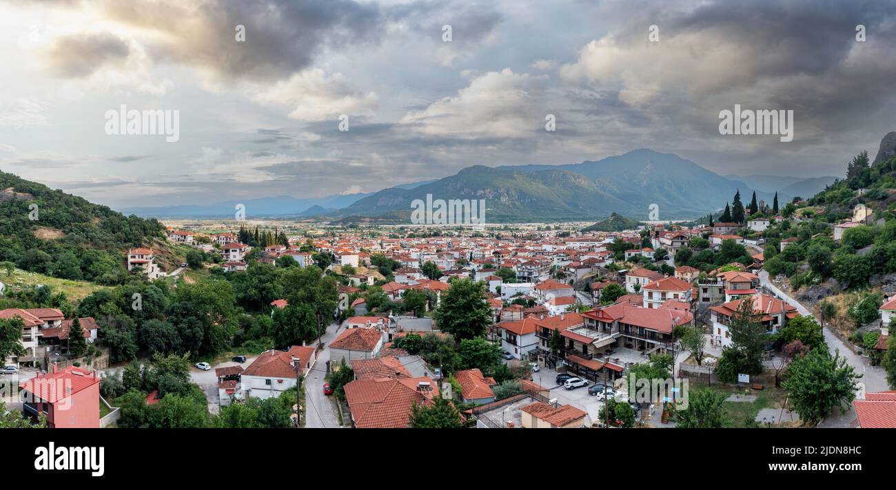 Kalambaka Grecia. Cielo con le nuvole pesanti sopra gli edifici della città di Kalabaka e la valle. Vista aerea del paese sotto le rocce di Meteora Foto Stock