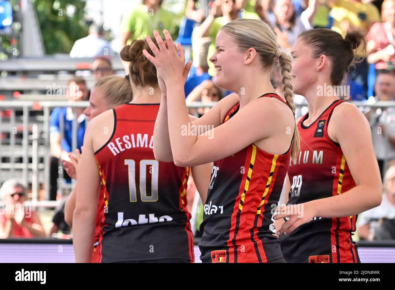 L'Ine Joris belga, il belga Laure Resimont, il belga Becky Massey e il belga Julie Vanloo festeggiano dopo aver vinto una partita di basket 3x3 tra il Belgio e la Mongolia, la prima partita (su quattro) della tappa del Qualifier femminile alla Coppa del mondo FIBA 2022, mercoledì 22 giugno 2022, ad Anversa. La FIBA 3x3 Basket World Cup 2022 si svolge dal 21 al 26 giugno ad Anversa. BELGA FOTO DIRK WAEM Foto Stock