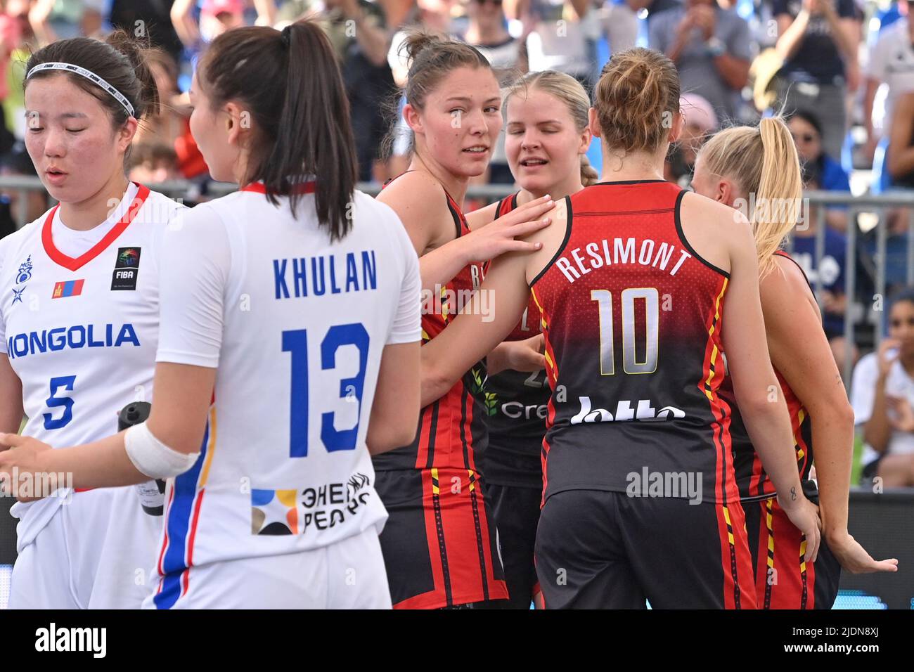 Il Belgio Ine Joris, il Belgio Laure Resimont, il Belgio Becky Massey, il Belgio Julie Vanloo, il mongolo Ariuntsetsegg Bat-erdene e l'onolbaatar mongolo Khulan, raffigurato come il Belgio festeggia dopo aver vinto una partita di basket 3x3 tra Belgio e Mongolia, il primo gioco (su quattro) della Coppa del mondo di Qualifieri della Mongolia alla FIBA 2022, Mercoledì 22 giugno 2022, ad Anversa. La FIBA 3x3 Basket World Cup 2022 si svolge dal 21 al 26 giugno ad Anversa. BELGA FOTO DIRK WAEM Foto Stock