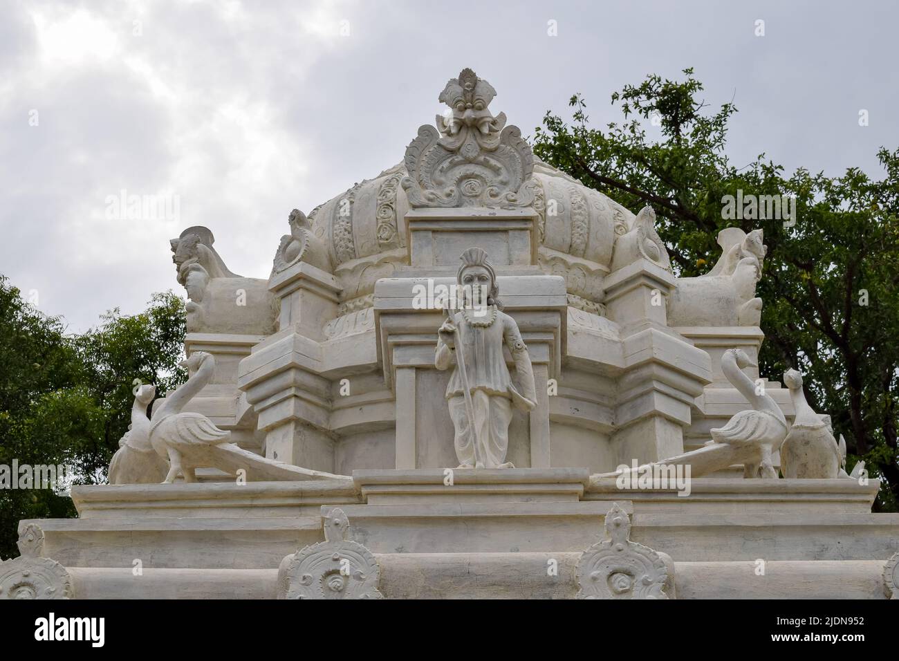 Il piccolo tempio indiano in marmo e il cielo. Concetto - devozione indù. Foto Stock