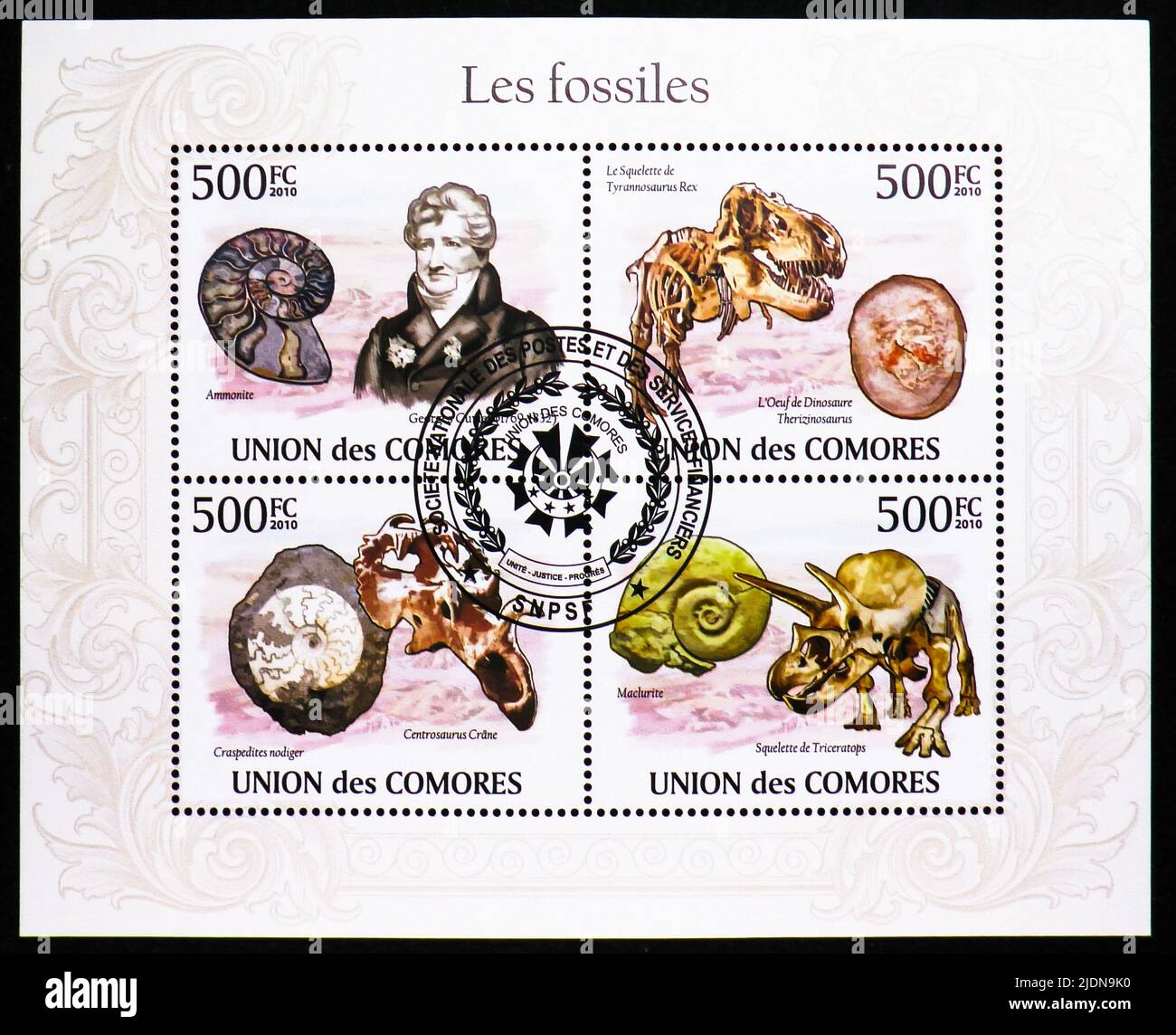MOSCA, RUSSIA - 17 GIUGNO 2022: Francobollo stampato in Comore mostra blocco: Georges Cuvier, Ammonite, Tyranosaurus Rex, Maclurite, Craspedites nodig Foto Stock