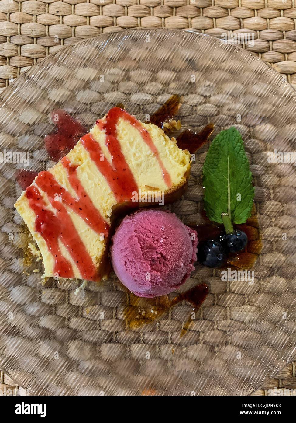 Spagna, Ponferrada. Cucina della Spagna del Nord. Dessert di Cheesecake e gelato al lampone. Foto Stock