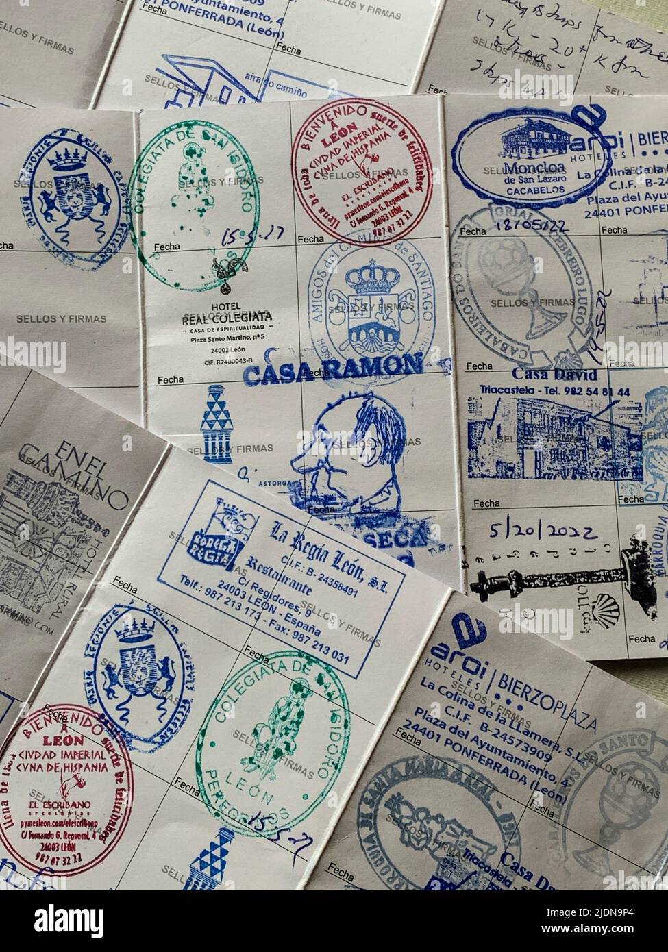 Spagna. Camino de Santiago francobolla nei 'passaporti' dei pellegrini per verificare che abbiano camminato una distanza sufficiente per ottenere una Compostela (certificato). Foto Stock