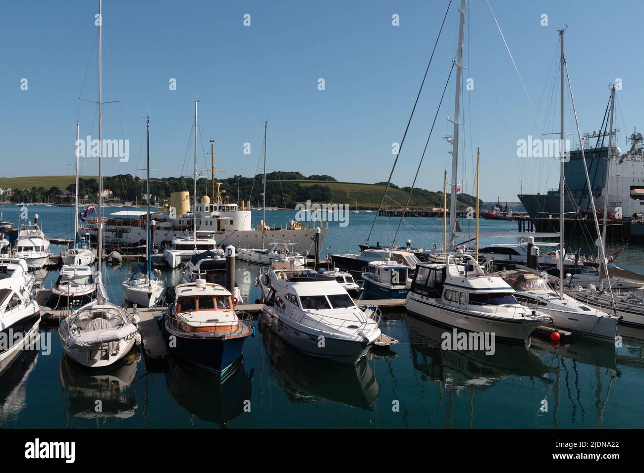 Vista su Falmouth Marina, Discovery Quay, Falmouth, Cornovaglia che include piccole e grandi imbarcazioni da diporto Foto Stock