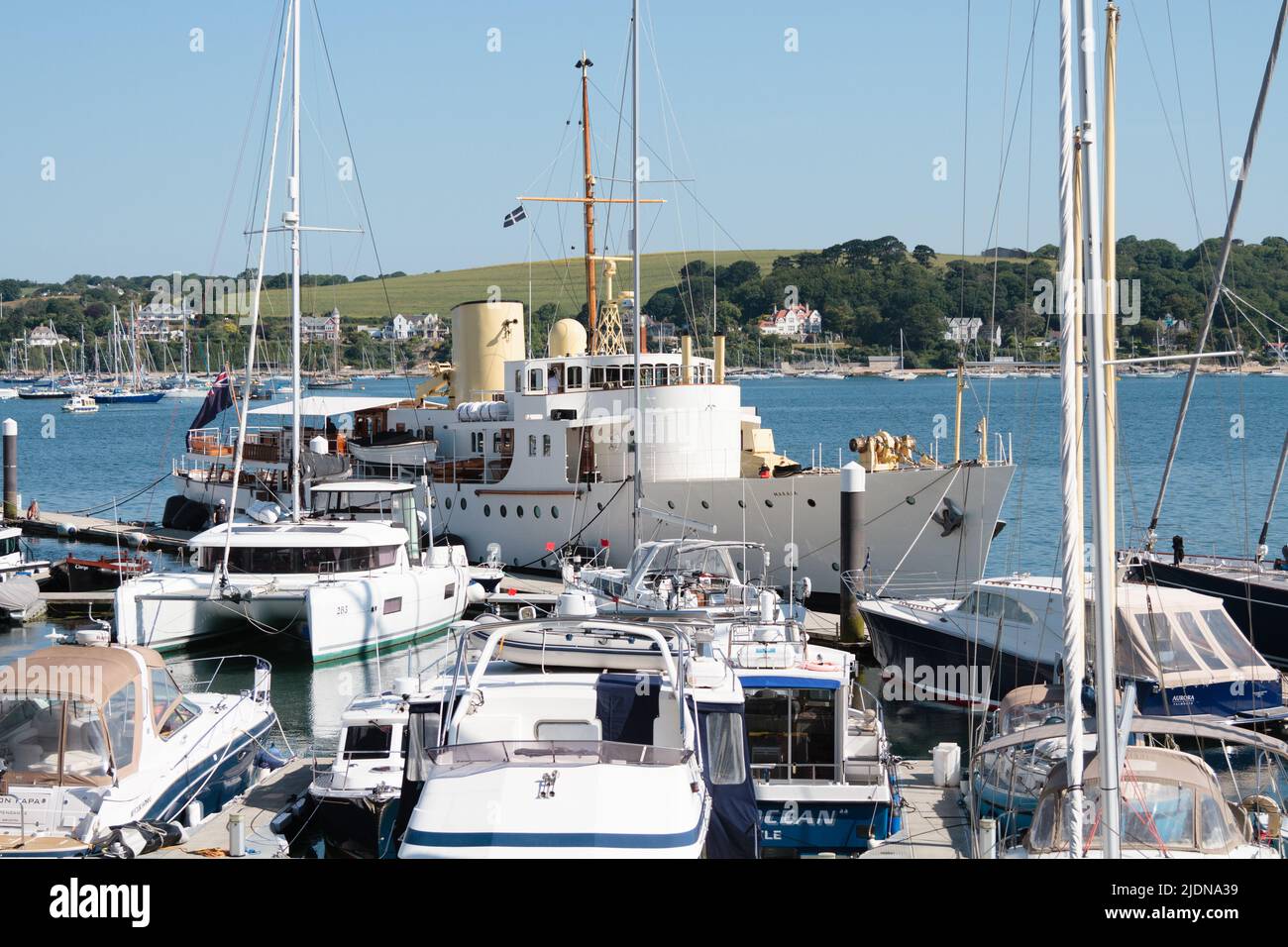 Vista su Falmouth Marina, Discovery Quay, Falmouth, Cornovaglia che include piccole e grandi imbarcazioni da diporto Foto Stock