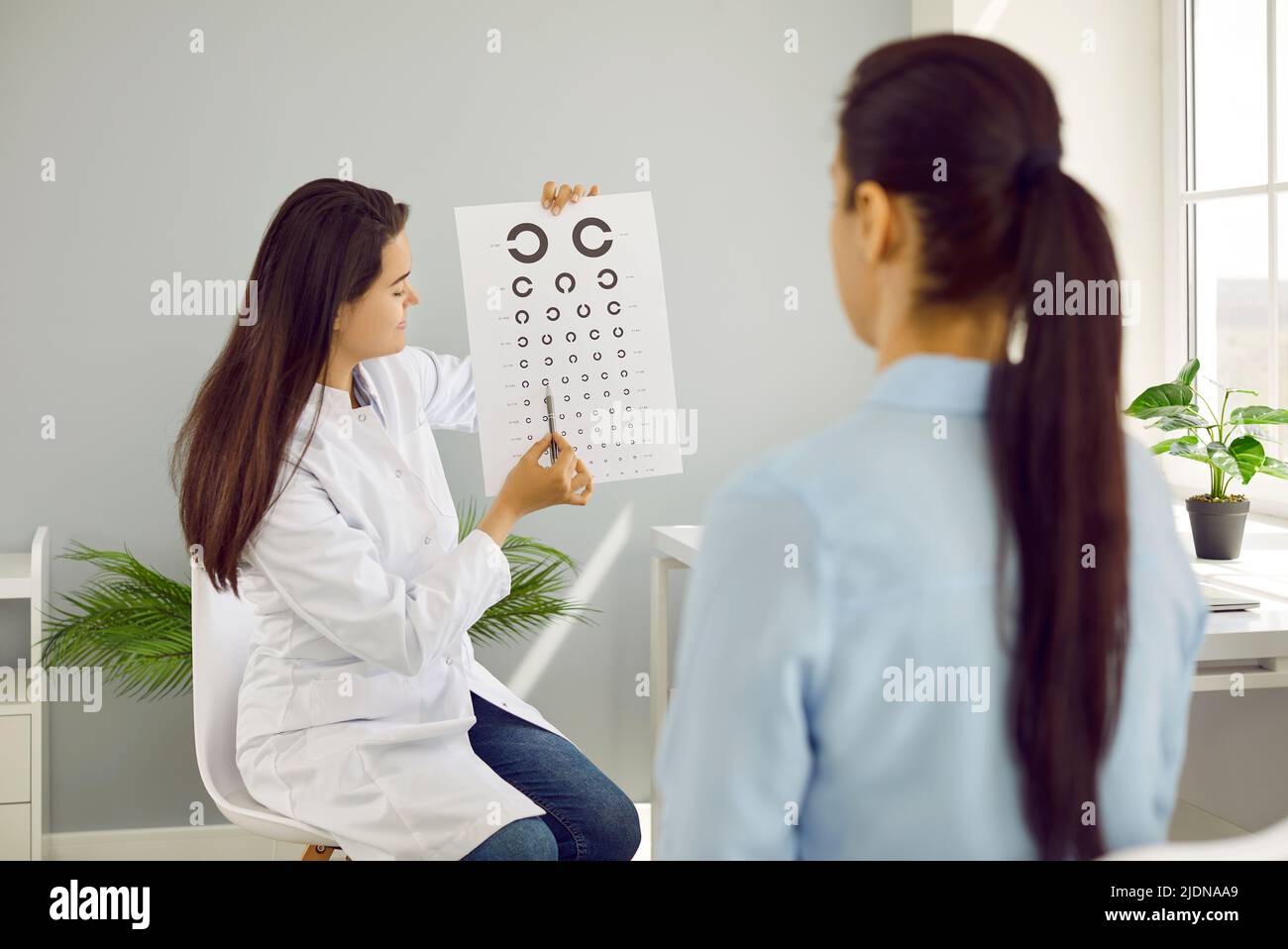 Esame oculista visione del paziente con la compressa di controllo della vista in ospedale. Foto Stock