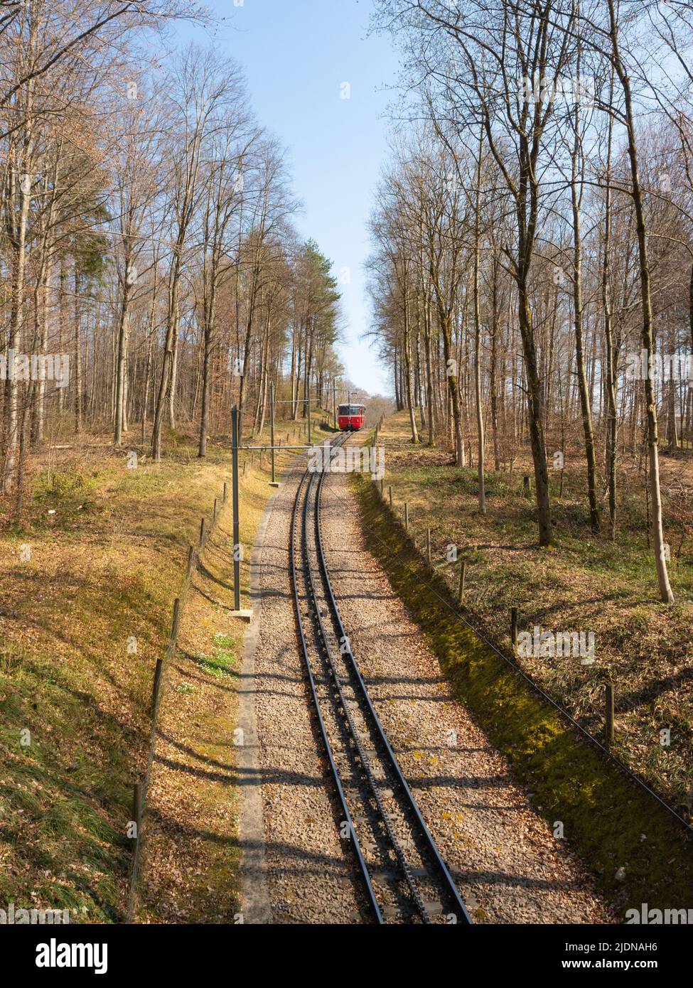 Zurigo, Svizzera - Marzo 26th 2022 - carro rosso della ferrovia a cremagliera Dolder Foto Stock