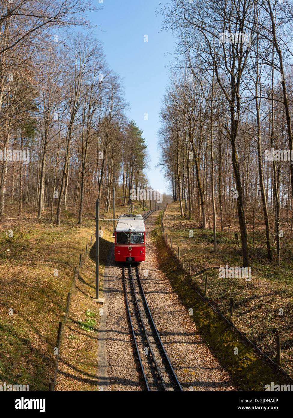 Zurigo, Svizzera - Marzo 26th 2022 - carro rosso della ferrovia a cremagliera Dolder Foto Stock