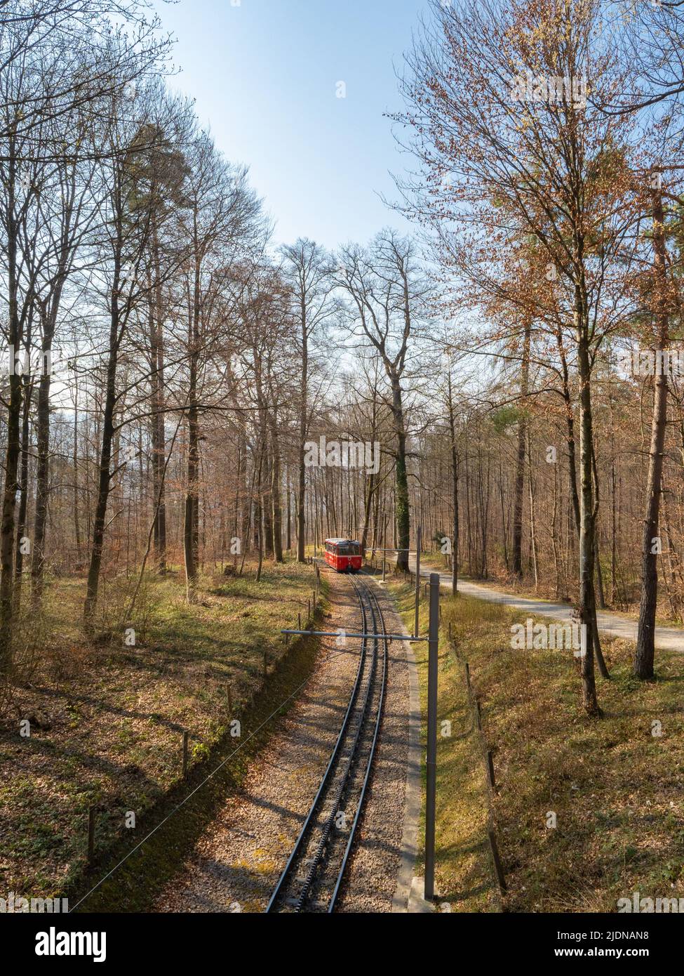 Zurigo, Svizzera - Marzo 26th 2022 - carro rosso della ferrovia a cremagliera Dolder Foto Stock