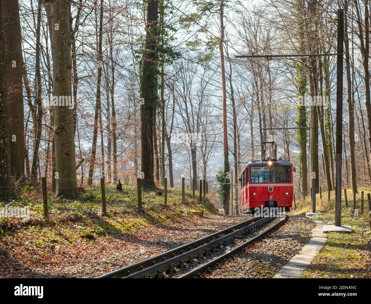 Zurigo, Svizzera - Marzo 26th 2022 - carro rosso della ferrovia a cremagliera Dolder Foto Stock