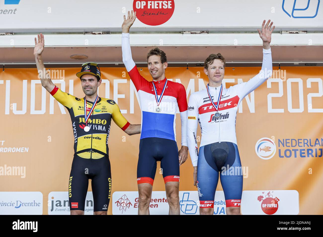 2022-06-22 18:44:15 EMMEN - ciclisti Tom Dumoulin (secondo), Bauke Mollema (primo) e Daan Hoole (terzo) dopo i campionati nazionali olandesi di prova del tempo a Drenthe. ANP BAS CZERWINSKI olanda OUT - belgio OUT Foto Stock