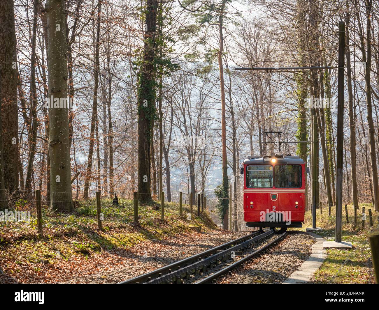 Zurigo, Svizzera - Marzo 26th 2022 - carro rosso della ferrovia a cremagliera Dolder Foto Stock